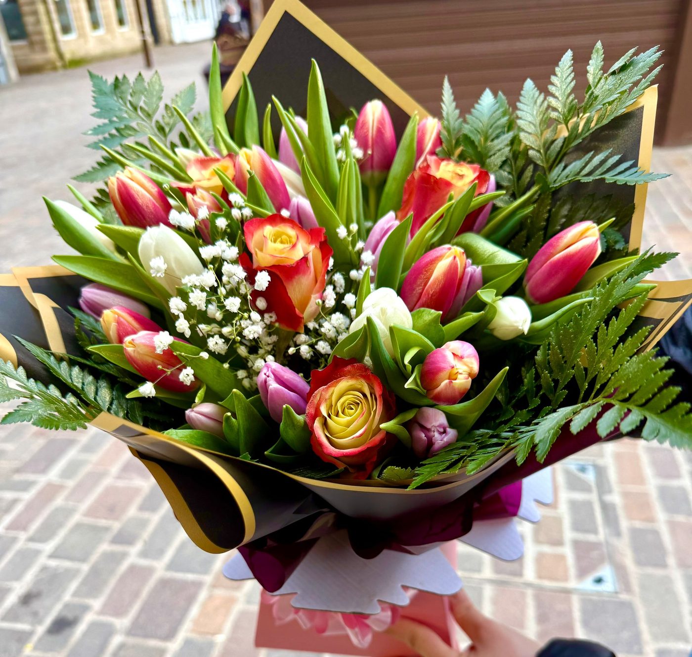 Multicolour tulips with orange roses