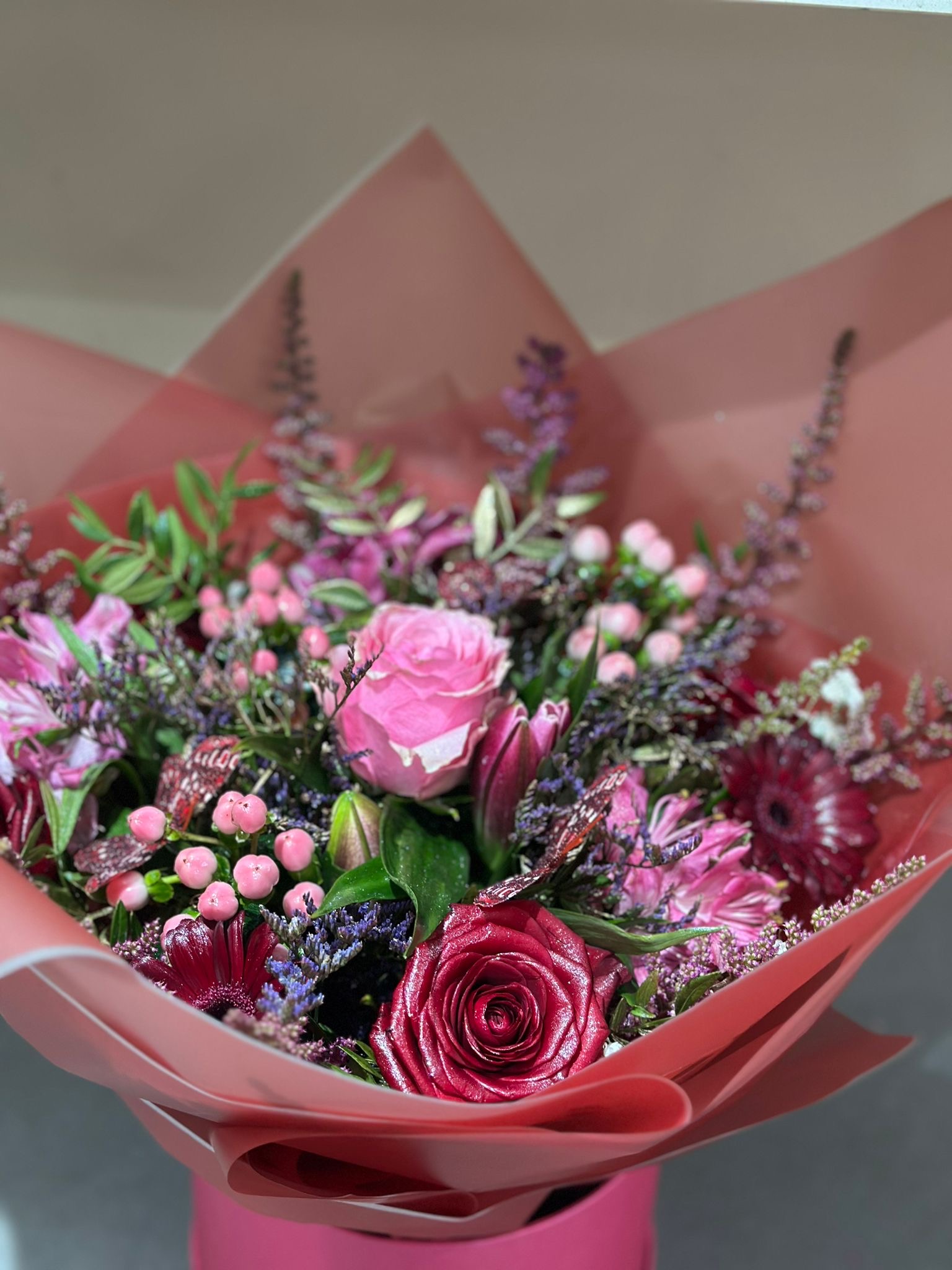 Pink and burgundy mixed bouquet with metallic rose