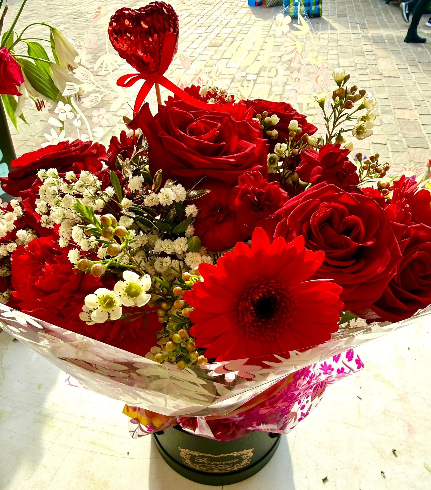 Red roses heart hatbox